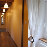 Le couloir qui mène aux chambres à l'étage