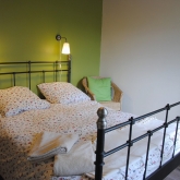 La chambre verte au premier étage avec lit double